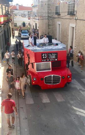 Desfile diurno de carrozas