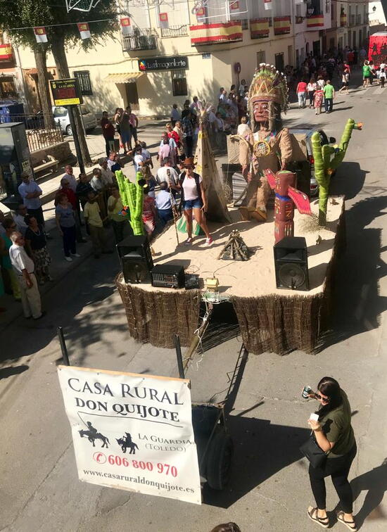 Desfile diurno de carrozas