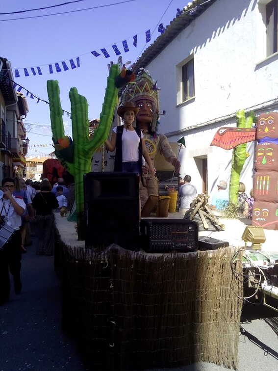 Desfile diurno de carrozas