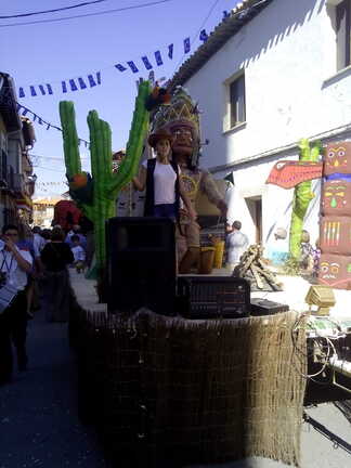 Desfile diurno de carrozas
