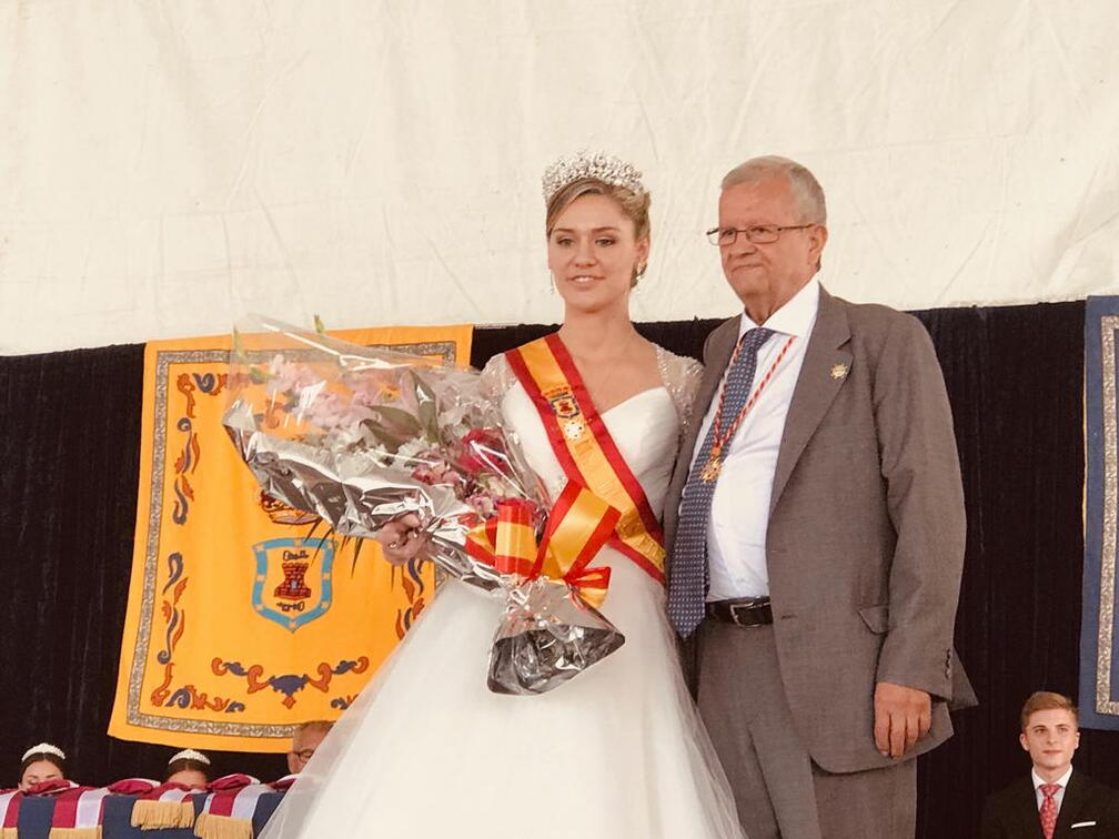 Diana, reina 2019, con el presidente de la Cofradía del Santo Niño
