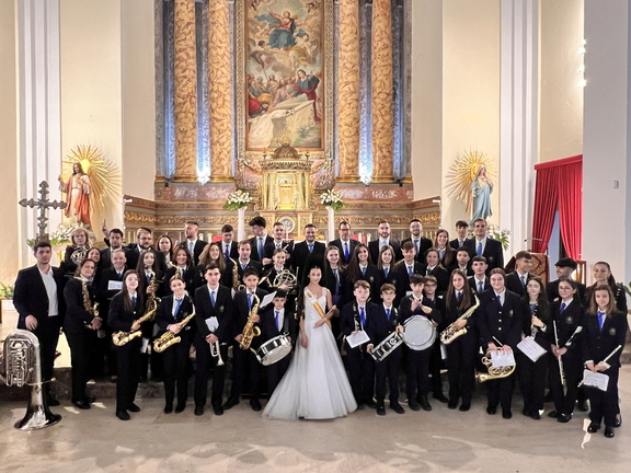 La banda municipal con la reina 2023 que es una de sus integrantes