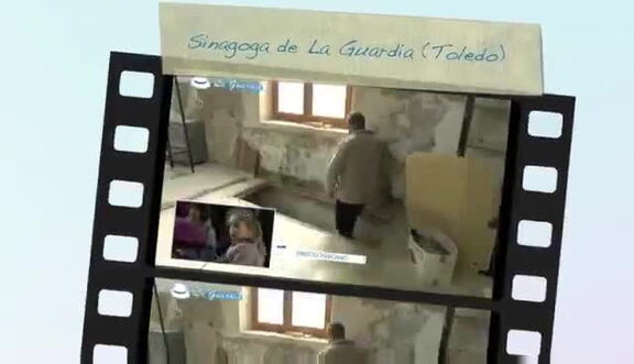 Fernando Guzmán Nuño explicando en el programa Ancha es Castilla la Mancha la historia de la sinagoga de la Ermita de Jesús
