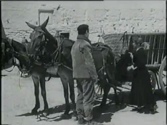 Secuencia de la película "Condenados" (1953) dirigida por Manuel Mur Oti e interpretada por Aurora Bautista y José Suárez en donde aparece el Cerro de la Atalaya
