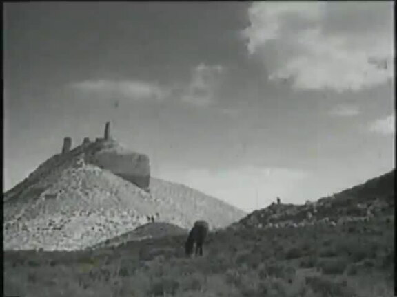 Secuencia de la película "Condenados" (1953) dirigida por Manuel Mur Oti e interpretada por Aurora Bautista y José Suárez en donde aparece el Castillo de la Vega, o Castillo de Monreal como realmente se llama