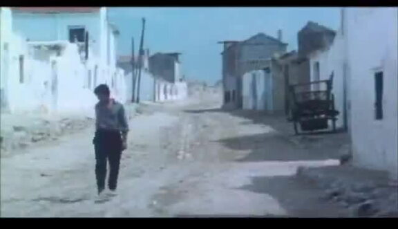 Secuencia de la pelicula "El Momento de la verdad" (1965), de Francesco Rosi, en donde aparece una actriz guardiola