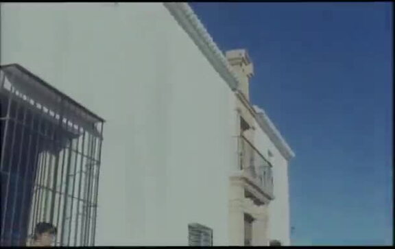 Secuencia de la película "Solos los dos" (1968) de Luis Lucía, interpretada por Marisol y Palomo Linares, grabada en la Casa de Marisol, en la que aparecen actores guardiolos