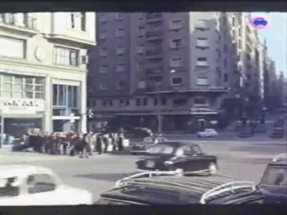 Secuencia de la película "La nueva cenicienta" (1964) interpretada por Marisol y Antonio el Bailarín, en donde aparece un actor guardiolo.