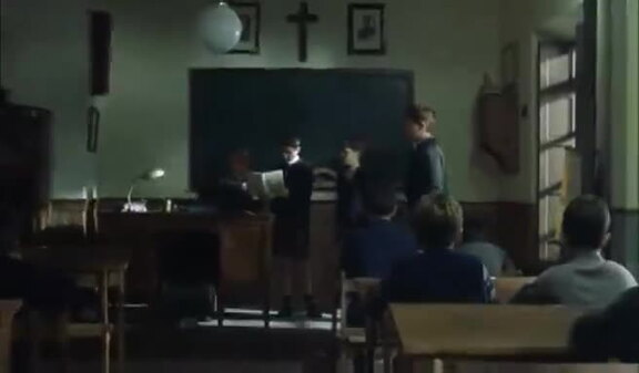 Secuencia de la película "El Florido Pensil" (2002) en donde se hace referencia al Santo Niño de La Guardia en una escuela de la época