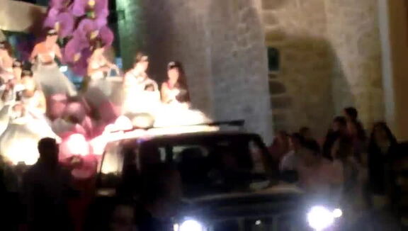 Desfile nocturno de carrozas del día 24