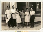 Familia Cepa en la puerta del Casino