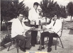 Los camareros Salustiano, Emilio Masena y Emilio Mascaraque en la terraza de El Llano. Años 70