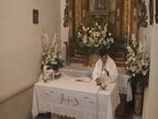 Don David Belmonte, nuevo párroco local, oficiando misa en la Ermita del Santo Niño. Mayo de 2010