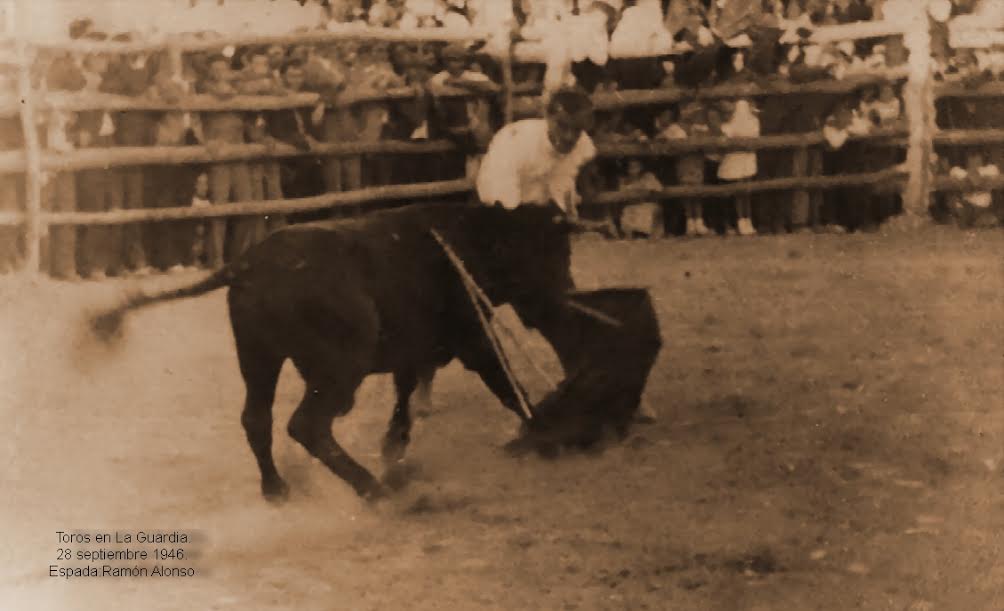Toros en La Guardia 28 septiembre 1946. Ramón Alonso toreando