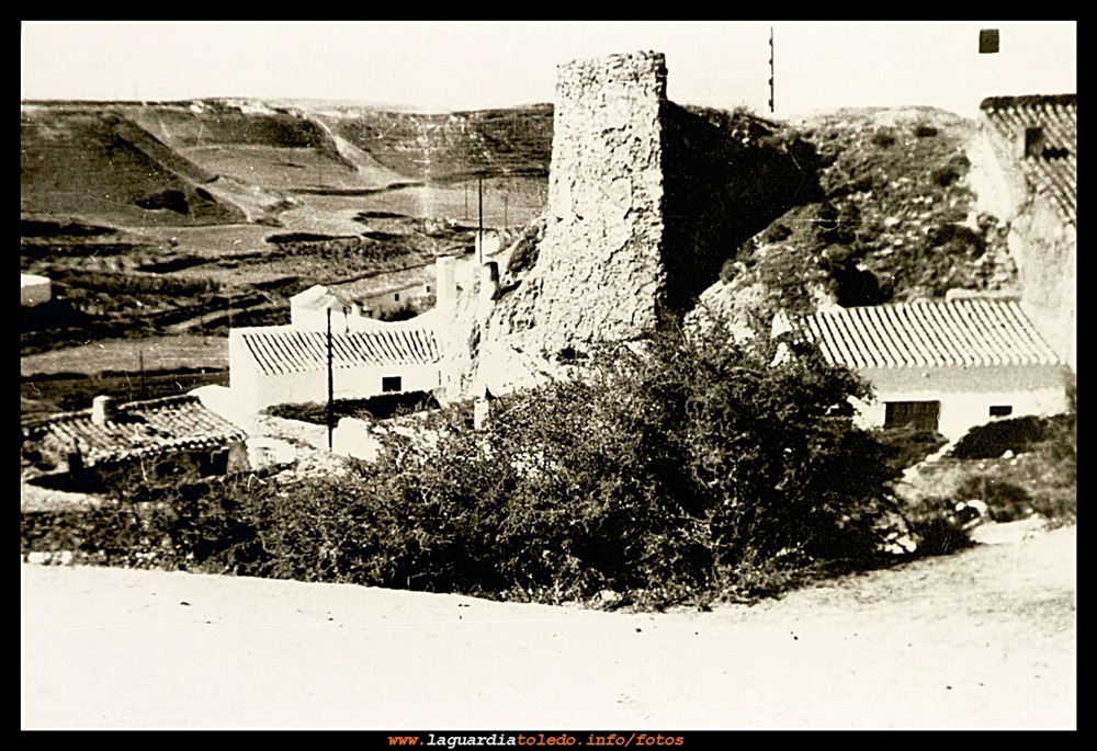 1960. Vistas del torreón del Castillo que hubo en La Guardia