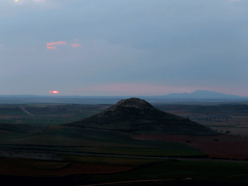 Puesta de sol por el cerro de la Atalaya un día nublado. 19-2-2017