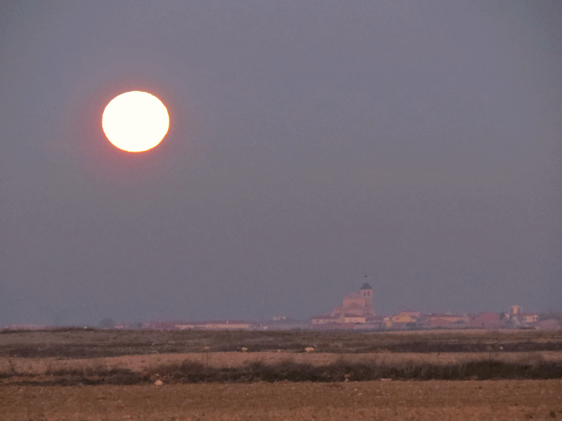 Gif animado formado por 75 fotos de la puesta de la luna llena a 5 Kms de La Guardia por la carretera Lillo