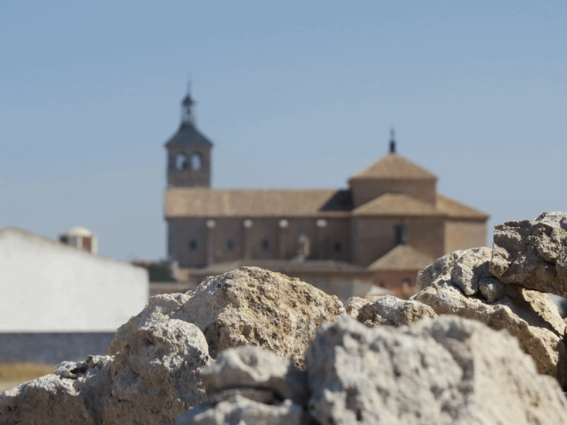 La Iglesia enfocada y desenfocada desde detrás de las ruinas del molino