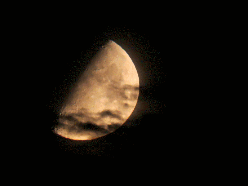 Gif animado formado por la unión de 95 fotos de la puesta de la luna en cuarto creciente por la Iglesia
