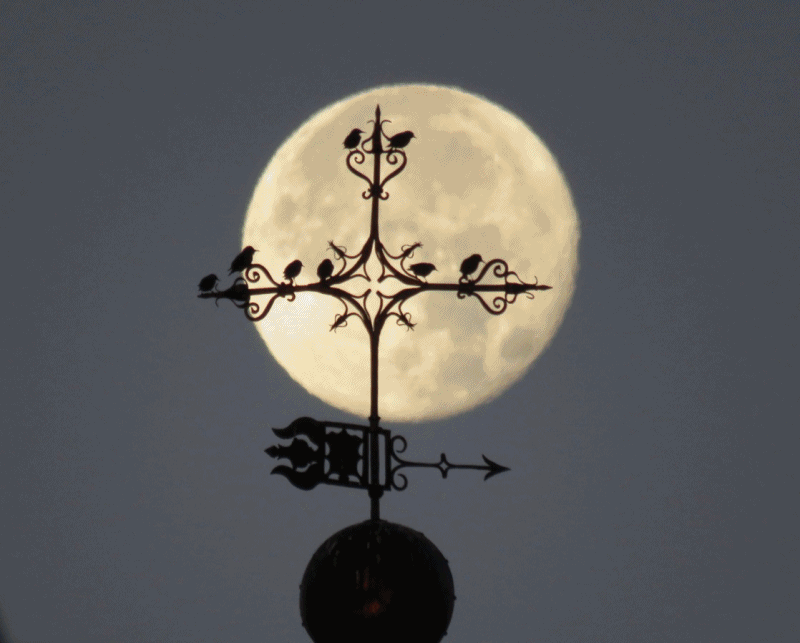 La puesta de la luna llena al amanecer en el día de la Virgen Milagrosa
