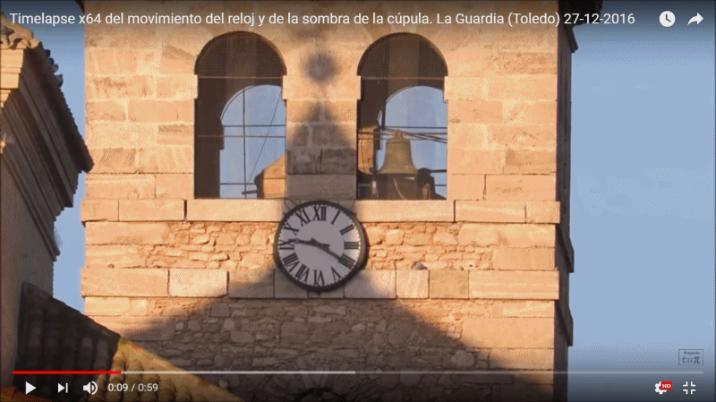 El reloj de la Iglesia fotografiado el día 27/12/2016 a las 9:20 a través de un frame de un timelapse de vídeo y el día 27/12/2017 a las 9:20 a través de una fotografía