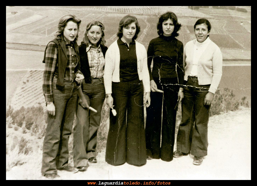 1977. Mari, Conchi, Mari, Angelita y Carmen