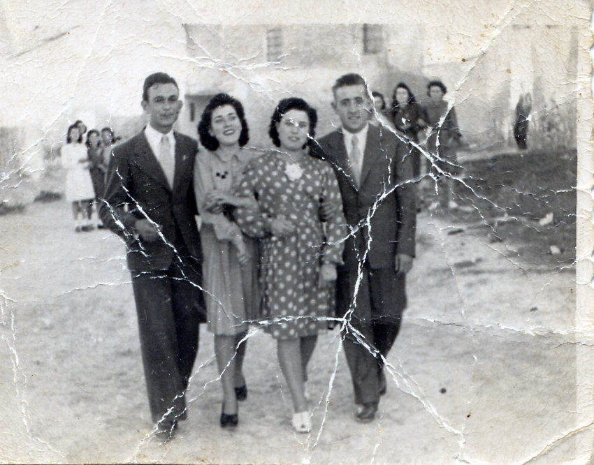 cuadrilla de primas con sus novios respectivos