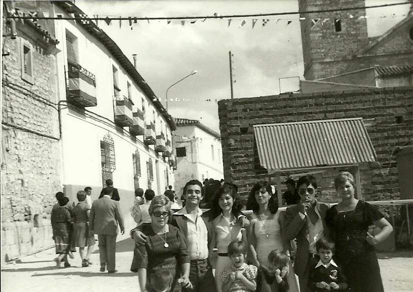 Julio y Pili con la familia, al fondo lo que hoy es el bar JR