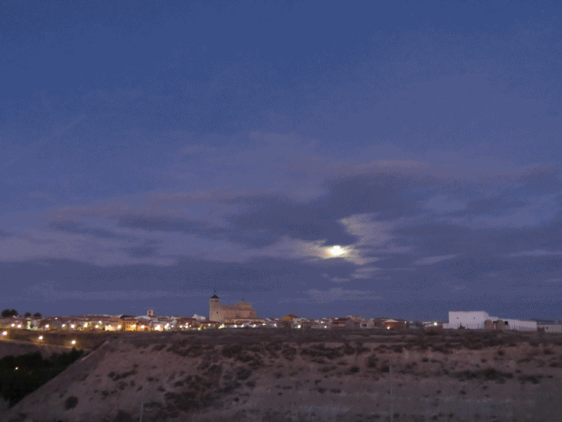 Salida de la luna llena entre nubes el primer día del año de 2018