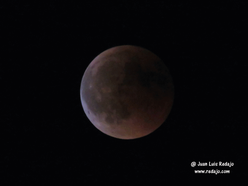Timelapse de 60 fotos del eclipse de luna llena del viernes pasado desde su fase de eclipse total a las 23:00 hasta la vuelta a la luna llena totalmente iluminada a las 00:20