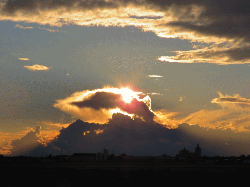 Puesta de sol con nubes desde la carretera Villatobas