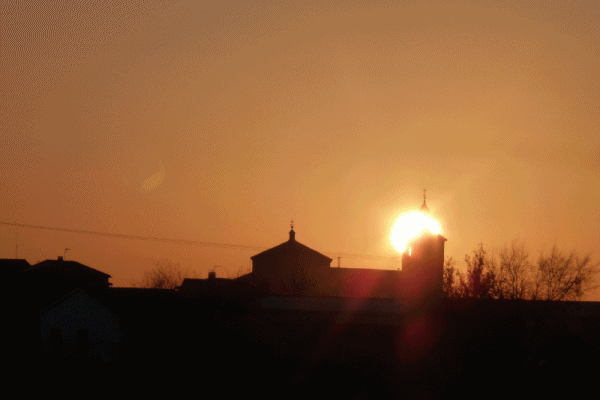 Gif animado de puesta de sol por la Iglesia desde camino las Navas
