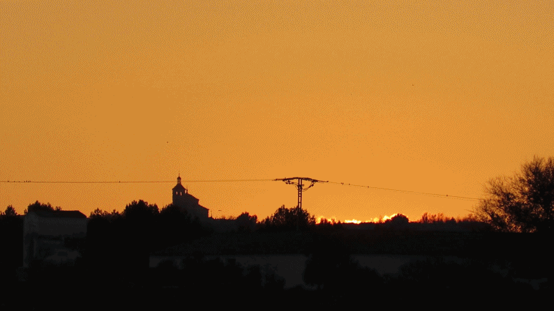 Salida del sol desde detrás de la Dehesa Monreal a 7,5 Kms de distancia