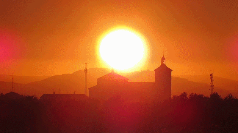 Puesta de sol desde camino las Navas sobre el castillo de Peñas Negras de Mora y sobre la torre de la Iglesia