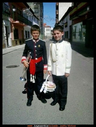 Primos en la procesión del Corpus, 2-6-13