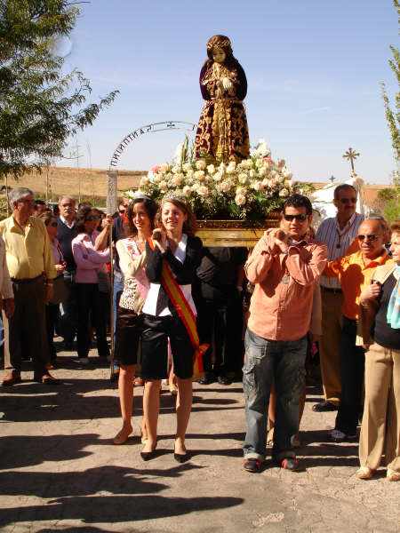 reina y mantededor 07 alzando al santo niño al comienzo de la cuesta