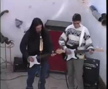 1996. Concierto improvisado de rock de Vitín y Chuti para sus amigos