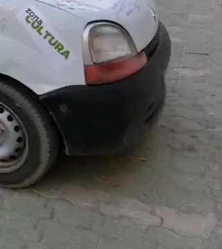 Detalles del coche guardiolo que participa en el Rally solidario Mongol Rally en el formato de visualización interactivo con controles