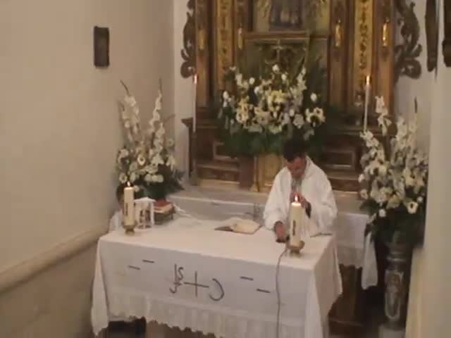Don David Belmonte, nuevo párroco local, oficiando misa en la Ermita del Santo Niño. Mayo de 2010