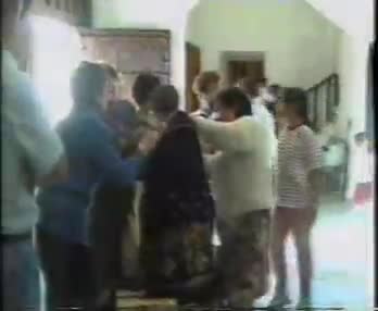 Fiestas de 1995. Vestido del Santo Niño con sus mejores galas. La directora de operaciones es  "la Trini"