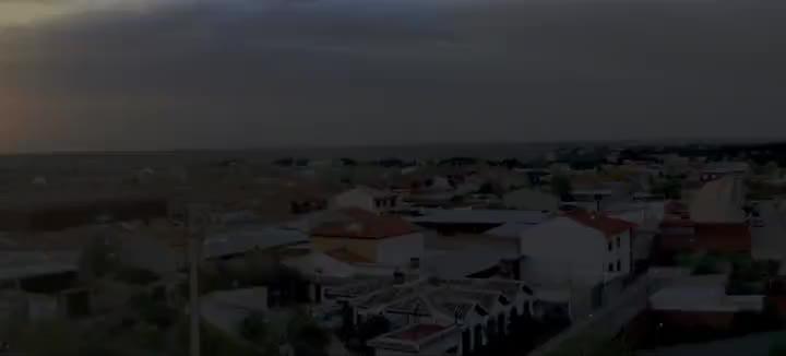 Panorámica de puesta de sol sobre la Iglesia desde lo alto del depósito de las Casitas