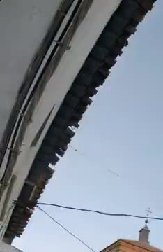 La iglesia de día en el formato de visualización interactivo con controles