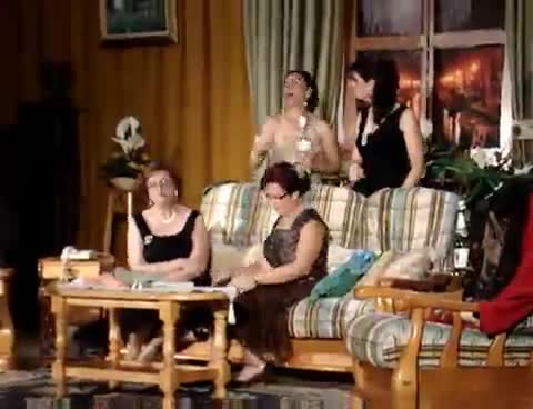 08-12-2007. Representación de la obra de teatro "Gente guapa, gente importante" de Rafael Mendizábal por el grupo de teatro de la Asociación de Mujeres "La Rosaleda" (4/5)