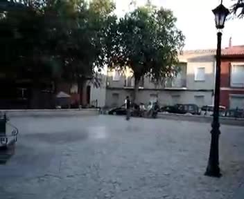 Contraste generacional en la Glorieta. A un lado los jóvenes haciendo monopatín y a otro los mayores tomando el fresco.23 de Julio de 2006