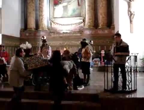 5 de Enero de 2007. Los Reyes Magos de Oriente entregando los regalos a los niños de La Guardia en la Iglesia