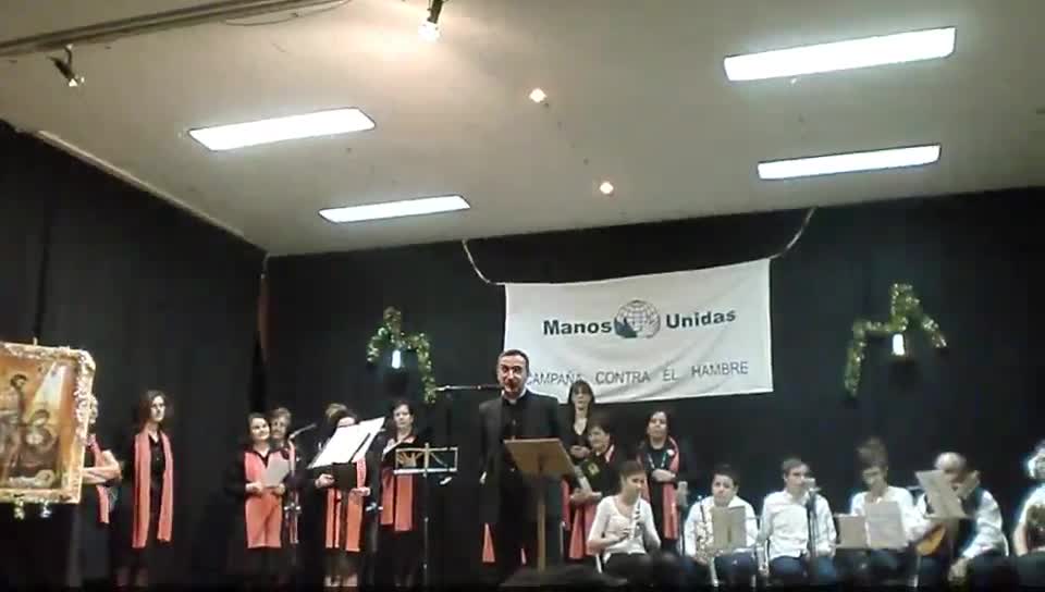 El párroco de La Guardia, D. David Belmonte, presentando el Festival de Manos Unidas. 26-12-2010