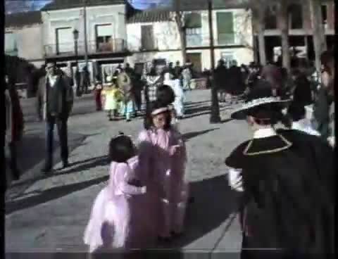 Carnavales de 1994. La charanga discurre por la Glorieta y la Plaza de la Constitución