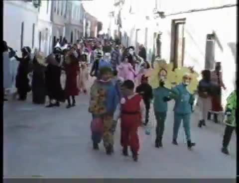 Carnavales de 1994. La charanga discurre por la Villeta