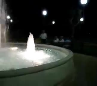 Fuente del Paseo del Norte recién inaugurada. 2 de agosto de 2006 a las 12:30 de la noche