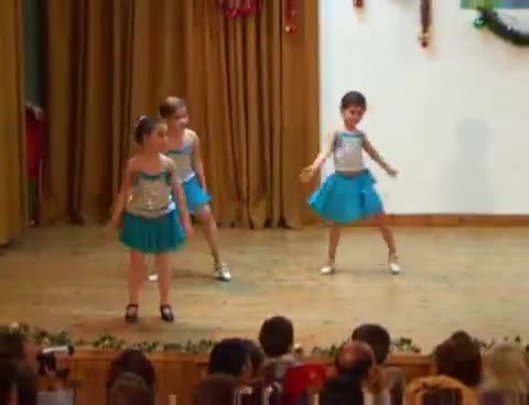30 de Diciembre de 2006. Festival de Manos Unidas. Actuación del grupo de las medianas y del de las pequeñas de la Escuela de Baile Español dirigido por Esperanza Alvarez